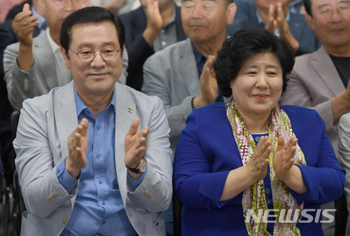 【광주=뉴시스】류형근 기자 = 제7회 전국동시지방선거가 치러진 13일 오후 광주 서구 더불어민주당 이용섭 광주시장 후보 캠프에서 이 후보가 방송사 출구조사 결과 압승한 것으로 나타나자 기뻐하고 있다. 2018.06.13. hgryu77@newsis.com