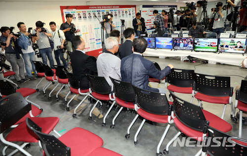 【서울=뉴시스】박영태 기자 = 13일 오후 서울 영등포구 여의도 자유한국당 당사에서 진행된 6.13 전국동시지방선거 출구조사 개표상황을 지켜보던 홍준표 대표와 김성태 원내대표 등 당직자들이 출구조사 완패 소식을 듣고 상황실을 빠져나가 일부 당직자만이 개표상황을 시청하고 있다. 2018.06.13. since1999@newsis.com