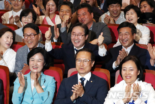 【서울=뉴시스】이종철 기자 = 13일 오후 서울 여의도 국회 의원회관 대회의실에 설치된 더불어민주당 제7회 전국동시지방선거 및 국회의원 재,보궐선거 개표상황실에서 추미애 대표, 홍영표 원내대표를 비롯한 관계자들이 개표방송이 시작되고 출구조사에서 압승으로 나타나자 환호하고 있다. 2018.06.13.&nbsp; jc4321@newsis.com 