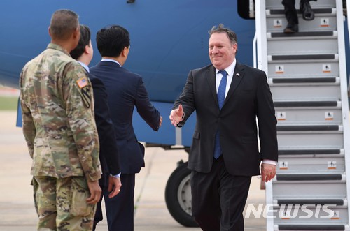【평택=뉴시스】 사진공동취재단 = 마이크 폼페이오 미국 국무장관이 13일 오후 경기도 평택시 오산 공군기지를 통해 입국하고 있다.&nbsp; 왼쪽부터 빈센트 브룩스 한미연합사령관, 마크 내퍼 주한미국대사대리, 김태진 외교부 북미국장. 2018.06.13.&nbsp; photo@newsis.com