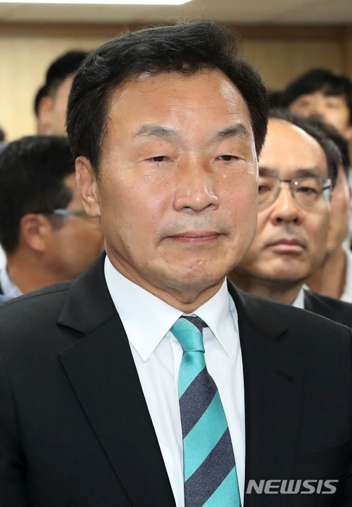 【서울=뉴시스】홍효식 기자 = 바른미래당 손학규 상임선대위원장이 13일 오후 서울 여의도 당사에서 6·13 지방선거 출구조사 발표를 지켜보며 굳은 표정을 짓고 있다. 2018.06.13. yesphoto@newsis.com