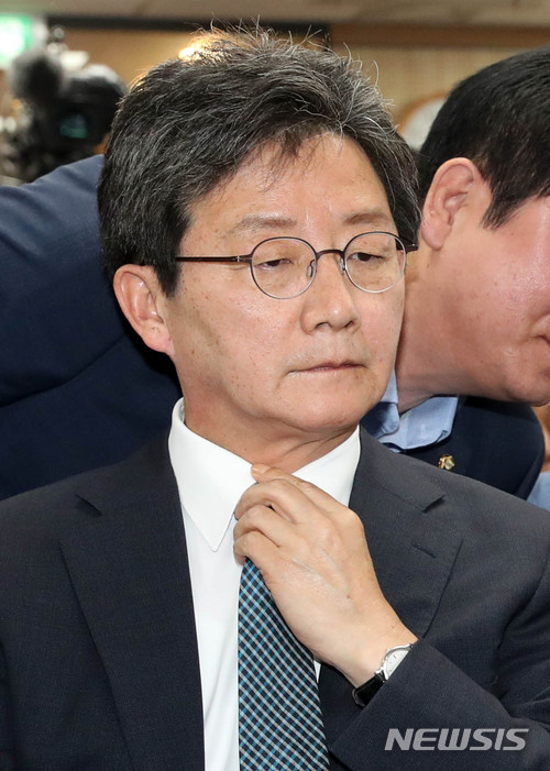 【서울=뉴시스】홍효식 기자 = 바른미래당 유승민 공동대표가 13일 오후 서울 여의도 당사에서 6·13 지방선거 출구조사 발표를 지켜보며 굳은 표정을 짓고 있다. 2018.06.13. yesphoto@newsis.com