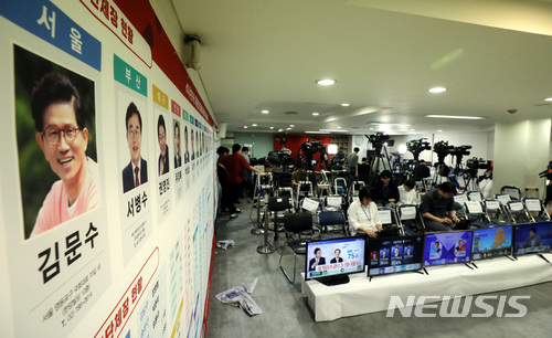 【서울=뉴시스】박영태 기자 = 13일 오후 서울 영등포구 여의도 자유한국당 당사에서 6.13 전국동시지방선거 출구조사에서 완패로 보도되자 홍준표 대표와 김성태 원내대표 등 당직자들이 상황실을 모두 떠나자 취재진도 모두 자리를 비워 썰렁한채 TV만 켜져 있다. 2018.06.13. since1999@newsis.com