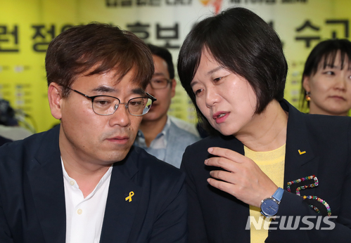 【서울=뉴시스】고승민 기자 = 제7회 전국동시지방선거 및 국회의원 재보궐선거가 종료된 13일 오후 서울 여의도 정의당 당사에서 이정미 대표가 김종민 서울시장 후보와 출구조사 방송을 지켜보며 대화를 하고 있다. 2018.06.13.kkssmm99@newsis.com