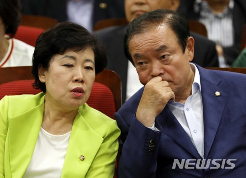 【서울=뉴시스】고승민 기자 = 제7회 전국동시지방선거 및 국회의원 재보궐선거가 종료된 13일 오후 서울 여의도 국회 의원회관 제2소회의실에서 민주평화당 조배숙 대표와 장병완 원내대표가 출구조사를 지켜보며 대화하고 있다. 2018.06.13.kkssmm99@newsis.com