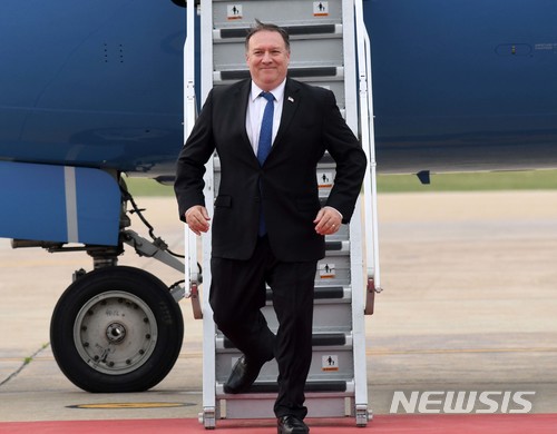 【평택=뉴시스】 사진공동취재단 = 마이크 폼페이오 미 국무장관이 13일 오후 경기 오산공군기지에 도착하고 있다. 2018.06.13. photo@newsis.com