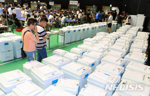 【제주=뉴시스】우장호 기자 = 제7회 전국동시지방선거일인 13일 오후 제주시 한라체육관 개표소에서 개표를 기다리는 투표함들이 빼곡히 늘어서 있다. 2018.06.13.&nbsp; woo1223@newsis.com 