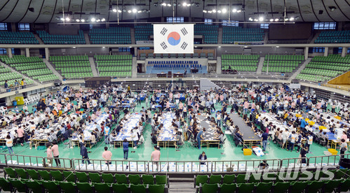 【대구=뉴시스】우종록 기자 = 제7회 전국동시지방선거일인 13일 오후 대구시 북구 산격동 실내체육관에 마련된 지방선거 개표소에서 사무원들이 개표를 하고 있다. 2018.06.13. wjr@newsis.com