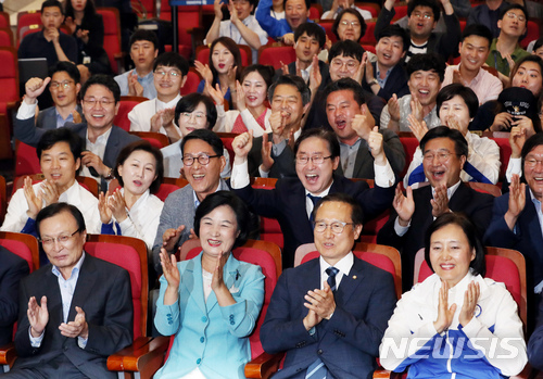 【서울=뉴시스】이종철 기자&nbsp; = 13일 오후 서울 여의도 국회 의원회관 대회의실에 설치된 더불어민주당 제7회 전국동시지방선거 및 국회의원 재,보궐선거 개표상황실에서 추미애 대표, 홍영표 원내대표를 비롯한 관계자들이 개표방송이 시작되고 출구조사에서 압승으로 나타나자 환호하고 있다. 2018.06.13.&nbsp; jc4321@newsis.com