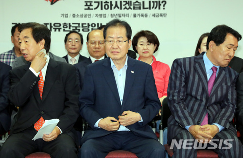 【서울=뉴시스】박영태 기자 = 13일 오후 서울 영등포구 여의도 자유한국당 당사에서 홍준표 대표와 김성태 원내대표 등 당직자들이 6.13 전국동시지방선거 출구조사 발표에서 자유한국당이 참패로 발표되자 침통한 표정을 하고 있다. 2018.06.13.&nbsp; since1999@newsis.com