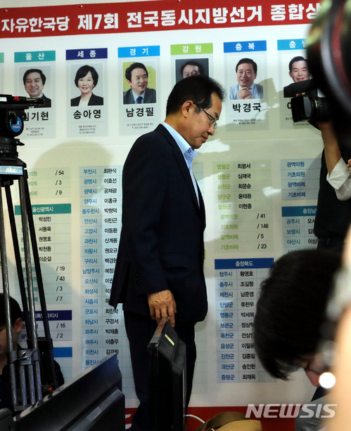 【서울=뉴시스】박영태 기자 = 13일 오후 서울 영등포구 여의도 자유한국당 당사에서 홍준표 대표가 6.13 전국동시지방선거 출구조사 발표에서 자유한국당이 완패로 발표되자 자리를 떠나고 있다. 2018.06.13.&nbsp; since1999@newsis.com