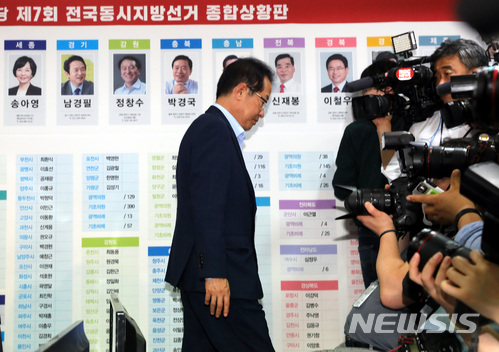 【서울=뉴시스】박영태 기자 = 13일 오후 서울 영등포구 여의도 자유한국당 당사에서 홍준표 대표가 6.13 전국동시지방선거 출구조사 발표에서 자유한국당이 완패로 발표되자 자리를 떠나고 있다. 2018.06.13. since1999@newsis.com