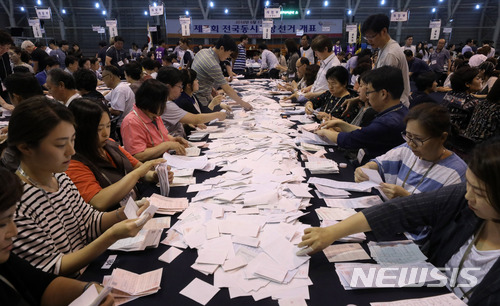 【서울=뉴시스】김선웅 기자 = 6.13 전국동시지방선거의 투표가 끝난 13일 오후 서울 서대문구 명지전문대학 체육관에 설치된 개표소에서 개표 작업이 진행되고 있다. 2018.06.13.&nbsp; mangusta@newsis.com