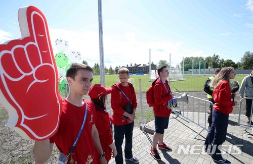 【상트페테르부르크(러시아)=뉴시스】고범준 기자 = 2018 러시아월드컵 개막을 하루 앞둔 13일(현지시간) 한국 축구 대표팀의 베이스캠프인 러시아 상트페테르부르크 로모노소프 스파르타크 훈련장에서 열린 월드컵대표팀 훈련에 앞서 자원봉사자들이 안내를 하고 있다. 대한민국 축구 대표팀은 오는 18일 스웨덴, 24일 멕시코, 27일 독일과 각각 조별리그를 치른다. 2018.06.13. bjko@newsis.com