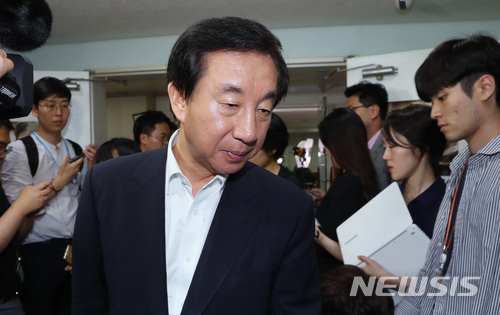 【서울=뉴시스】박영태 기자 = 김성태 자유한국당 원내대표가 13일 오후 서울 영등포구 여의도 자유한국당 당사에서 취재진과 인터뷰를 한 후 당사를 떠나고 있다. 2018.06.13. since1999@newsis.com