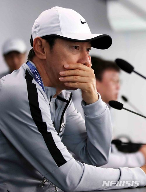 【상트페테르부르크(러시아)=뉴시스】고범준 기자 = 2018 러시아월드컵 개막을 하루 앞둔 13일(현지시간) 한국 축구 대표팀의 베이스캠프인 러시아 상트페테르부르크 로모노소프 스파르타크 훈련장에서 열린 월드컵대표팀 훈련에 앞서 신태용 감독이 인터뷰 준비를 하고 있다. 대한민국 축구 대표팀은 오는 18일 스웨덴, 24일 멕시코, 27일 독일과 각각 조별리그를 치른다. 2018.06.13. bjko@newsis.com