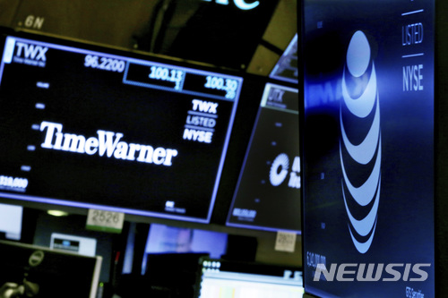 【뉴욕=AP/뉴시스】13일(현지시간) 뉴욕증권거래소에서 AT&T와 타임워너의 로고가 거래 화면에 표시되고 있다. 워싱턴DC 연방지방법원은 12일법무부의 반독점법 위반 주장을 기각하고 AT&T와 타임워너의 합병을 승인했다. 2018. 6. 14