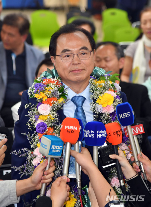 【부산=뉴시스】 하경민 기자 = 전국동시지방선거일인 13일 부산 부산진구 더불어민주당 오거돈 부산시장 후보 선거캠프에서 오 후보가 당선이 확실해지자 소감을 밝히고 있다. 2018.06.13. yulnetphoto@newsis.com