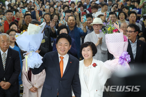 【제주=뉴시스】우장호 기자 = 무소속 원희룡 제주지사 후보가 13일 제주시 자신의 선거사무실에서 당선이 확실시되자 부인 강윤형 여사와 함께 손을 들어 인사하고 있다. 2018.06.13. woo1223@newsis.com