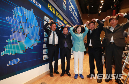 【서울=뉴시스】이종철 기자 = 추미애 더불어민주당 대표가 13일 오후 서울 여의도 국회 의원회관에 마련된 개표상황실에서 당선이 확실시 된 후보들의 이름표 옆에 스티커를 붙인 뒤 하트를 그리고 있다. 왼쪽부터 정청래 중앙선대책위원회 유세단장, 이석현 의원, 추 대표, 윤호중, 이춘석 의원. 2018.06.13. photo@newsis.com