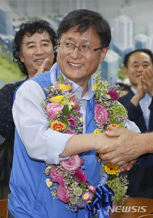 【서울=뉴시스】최동준 기자 = 김성환 더불어민주당 노원구병 후보가 13일 서울 노원구 선거 캠프에서 당선이 확실시되자 지지자들에게 축하를 받고 있다. 2018.06.13. photocdj@newsis.com