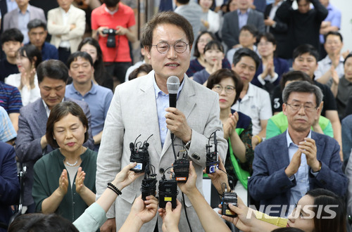【서울=뉴시스】김선웅 기자 = 서울시교육감 재선에 도전하는 조희연 후보가 6.13 전국동시지방선거일인 13일 서울 서대문구에 위치한 선거사무소에서 당선이 확실시 되자 소감을 말하고 있다. 2018.06.13.&nbsp;&nbsp; mangusta@newsis.com