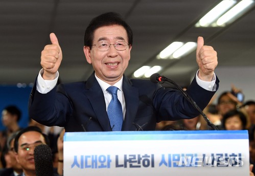 【서울=뉴시스】김진아 기자 = 제7회 전국동시지방선거가 열린 13일 서울 종로구 선거사무실에서 서울시장으로 당선이 확실시 된 박원순 후보가 엄지를 치켜세우고 있다. 2018.06.13.&nbsp; photo@newsis.com