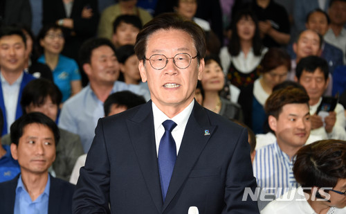 【수원=뉴시스】이정선 기자 = 당선이 확실시 되는 이재명 더불어민주당 경기지사 후보가 13일 오후 경기 수원 팔달구 명캠프에서 당선 소감을 밝히고 있다. 2018.06.13. ppljs@newsis.com