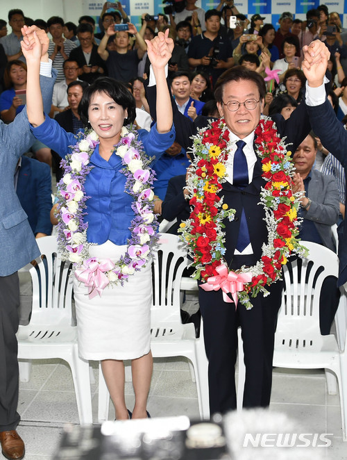 【수원=뉴시스】이정선 기자 = 이재명 더불어민주당 경기지사 후보가 13일 오후 경기 수원 팔달구 명캠프에서 부인 김혜경 씨와 함께 손을 맞잡고 기념촬영하고 있다. 2018.06.13. ppljs@newsis.com