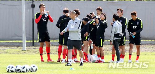 【상트페테르부르크(러시아)=뉴시스】고범준 기자 = 2018 러시아월드컵 개막을 하루 앞둔 13일(현지시간) 한국 축구 대표팀의 베이스캠프인 러시아 상트페테르부르크 로모노소프 스파르타크 훈련장에서 대표팀이 물을 마시고 있다. 2018.06.13. bjko@newsis.com