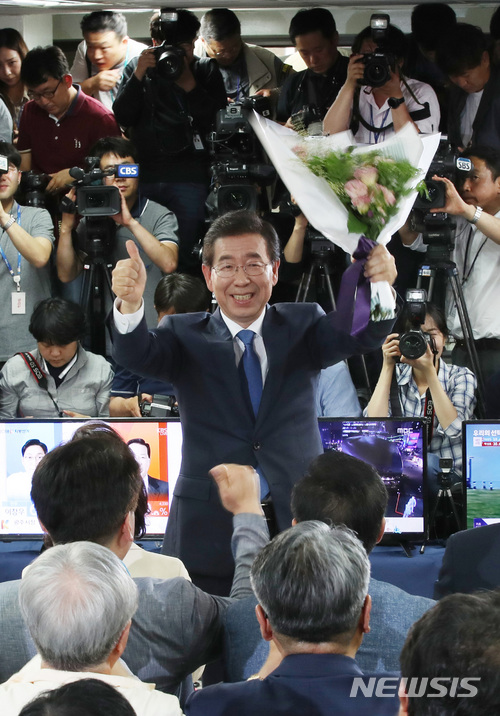 【서울=뉴시스】김진아 기자 = 제7회 전국동시지방선거가 열린 13일 서울 종로구 선거사무실에서 서울시장으로 당선이 확실시 된 박원순 후보가 손을 흔들고 있다. 2018.06.13. bluesoda@newsis.com