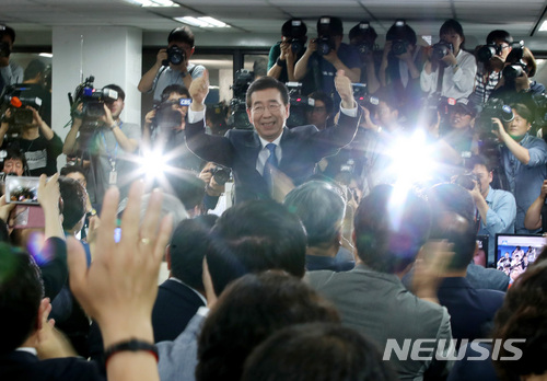 【서울=뉴시스】김진아 기자 = 제7회 전국동시지방선거가 열린 13일 서울 종로구 선거사무실에서 서울시장으로 당선이 확실시 된 박원순 후보가 손을 흔들고 있다. 2018.06.13. bluesoda@newsis.com