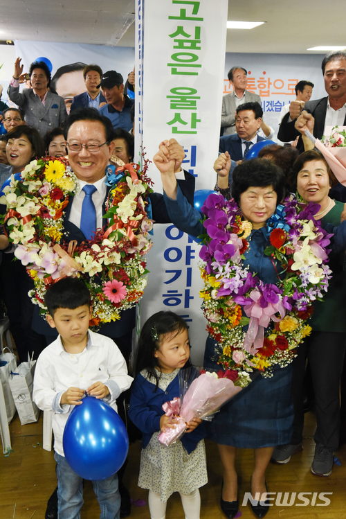 【울산=뉴시스】배병수 기자 = 더불어민주당 송철호 울산시장 후보가 13일 실시된 제7회 전국동시지방선거에서 당선이 확실시 되자 이날 오후 울산시 남구 신정동 선거사무소에서 아내 홍영혜 여사와 함께 기뻐하고 있다.2018.06.13.&nbsp; bbs@newsis.com.