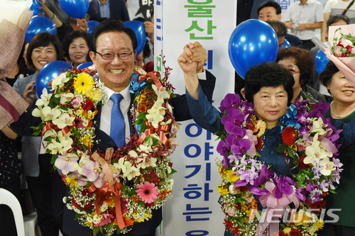 【울산=뉴시스】배병수 기자 = 더불어민주당 송철호 울산시장 후보가 13일 실시된 제7회 전국동시지방선거에서 당선이 확실시되자 이날 오후 울산시 남구 신정동 선거사무소에서 아내 홍영혜 여사와 함께 기뻐하고 있다. 2018.06.13.  bbs@newsis.com.