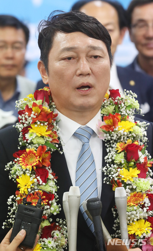 【서울=뉴시스】임태훈 기자 = 최재성 더불어민주당 송파을 국회의원 후보가 13일 오후 서울 송파구 삼전동 선거 캠프 상황실에서 국회의원 재·보궐선거 당선이 확실시 되고 있는 가운데 인터뷰를 하고 있다. 2018.06.13.&nbsp;&nbsp; taehoonlim@newsis.com