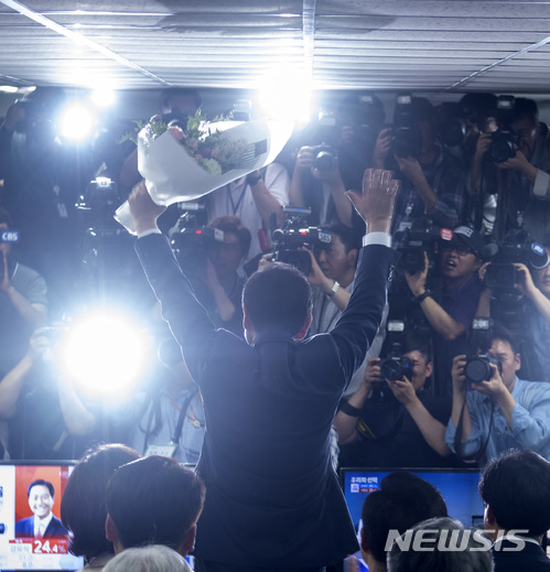 【서울=뉴시스】김진아 기자 = 제7회 전국동시지방선거가 열린 13일 서울 종로구 선거사무실에서 서울시장으로 당선이 확실시 된 박원순 후보가 만세를 부르고 있다. 2018.06.13. photo@newsis.com