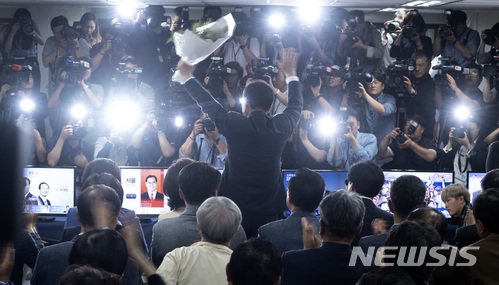 【서울=뉴시스】김진아 기자 = 제7회 전국동시지방선거가 열린 13일 서울 종로구 선거사무실에서 서울시장으로 당선이 확실시 된 박원순 후보가 만세를 부르고 있다. 2018.06.13.&nbsp; photo@newsis.com