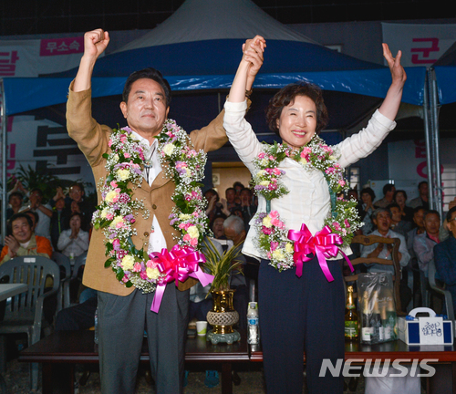 【대구=뉴시스】 강병서 기자 = 김문오 달성군수 당선자 부부가 승리의 기쁨을 나누고 있다. 2018.06.14 kbs@newsis.com