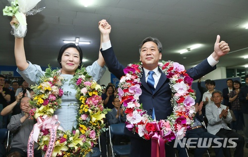 【제천=뉴시스】강신욱 기자 = 지난 13일 치러진 충북 제천·단양 국회의원재선거에서 당선한 더불어민주당 이후삼 당선인이 선거사무소에서 부인 김경아씨와 함께 지지자들의 성원에 화답하고 있다. 2018.06.14. ksw64@newsis.com 