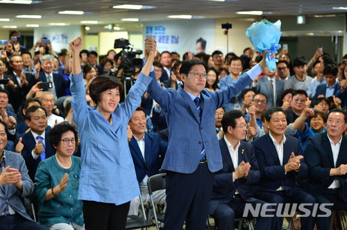 【창원=뉴시스】김기진 기자 = 14일 00시 52분께 김경수(50) 더불어민주당 경남도지사 후보가 김태호 자유한국당 후보를 누르고 경남지사 당선이 확실시 되자 환호하고 있다. 2018.06.14.&nbsp; sky@newsis.com 