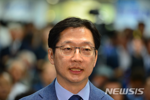 【창원=뉴시스】김기진 기자 = 14일 00시 52분께 김경수(50) 더불어민주당 경남도지사 후보가 당선이 확실시 된 후 언론 인터뷰를 하고 있다. 2018.06.14.&nbsp; sky@newsis.com 