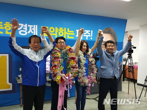 【파주=뉴시스】이경환 기자 = 13일 치러진 제7회 전국동시지방선거에서 경기 파주시장 당선이 확실시 되는 더불어민주당 최종환 후보가 선거캠프에서 윤후덕(파주갑, 왼쪽) 의원과 박정(파주을, 오른쪽) 의원과 기념촬영을 하고 있다. 2018.06.14.(사진=최종환 캠프 제공)&nbsp; lkh@newsis.com