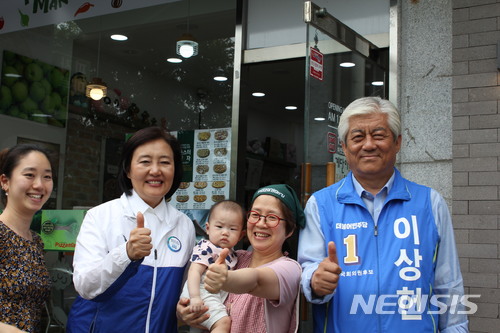 【울산=뉴시스】지난 10일 울산을 방문한 더불어민주당 박영선(서울 구로구을) 의원과 함께 선거운동에 나선 이상헌 울산 북구 국회의원 당선인. 2018.06.14. (사진=더불어민주당 울산시당 제공) photo@newsis.com