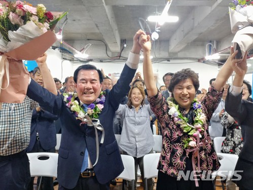  【천안=뉴시스】이종익 기자 = 13일 치러진 제7회 전국동시 지방선거에서 충남교육감으로 당선이 확정되자 김지철 당선자(66)가 천안시 서북구 불당동 선거사무실에서 부인과 함께 꽃다발을 목에걸고 기뻐하고 있다.&nbsp; 2018.06.14. 007news@newsis.com