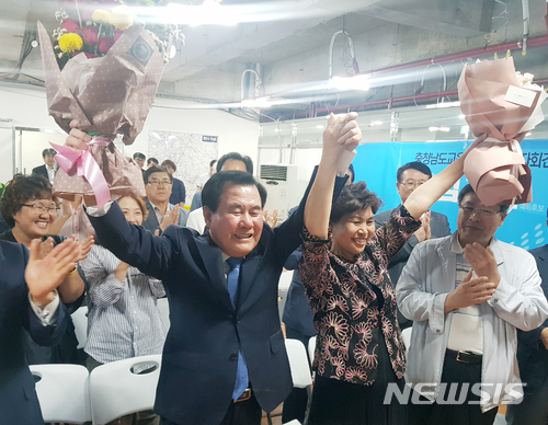  【천안=뉴시스】이종익 기자 = 13일 치러진 제7회 전국동시 지방선거에서 충남교육감으로 당선이 확정되자 김지철 당선자(66)가 천안시 서북구 불당동 선거사무실에서 부인과 함께 꽃다발을 목에걸고 기뻐하고 있다.&nbsp; 2018.06.14. 007news@newsis.com