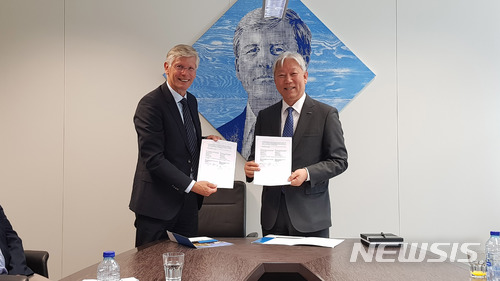 【울산=뉴시스】구미현 기자 = 정무영 UNIST 총장과 프랑크 바이옌(Frank Baaijens) 에인트호번 공대 총장은 13일(수) 네덜런드 에인트호번 공대에서 MOU를 체결했다. 2018.06.14. (사진=UNIST 제공)photo@newsis.com