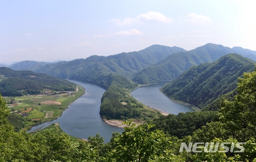 【옥천=뉴시스】이성기 기자 = 지난 13일 충북 옥천군은 동이면 갈마골의 ‘한반도 지형’이 녹음으로 뒤덮여 장관을 연출하고 있다.2018.06.14(사진=옥천군 제공) sklee@newsis.com