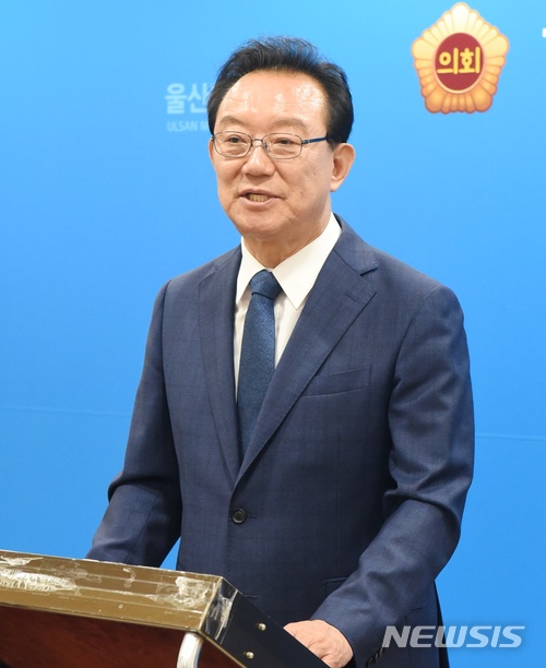 【울산=뉴시스】박일호 기자 = 더불어민주당 송철호 울산시장 당선자가 14일 오전 울산시의회 프레스센터에서 기자회견을 열고 당선소감을 밝히고 있다. 2018.06.14. piho@newsis.com