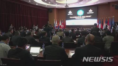 【서울=뉴시스】몽골 수도 울란바토르에 위치한 몽골 외무성에서 14일 오전 '울란바토르 대화'가 개막했다. 동북아시아의 안보에 대해 논의하는 이 회의는 오는 15일 폐막한다. 사진은 이날 오전 회의 모습.(사진출처:NHK 캡처) 2018.06.14. 