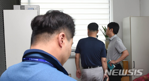 【금산=뉴시스】함형서 기자 = 14일 오후 6.13지방선거 금산군수에 출마했던 무소속 박범인 후보 선거 사무실에서 불법도청장치가 설치되어 있다는 의심 신고를 받은 경찰이 수사를 하고 있다. 2018.06.14.foodwork23@newsis.com